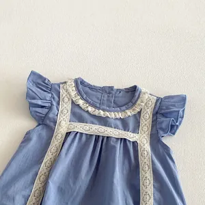 Nahaufnahme Detail des blauen Baby Mädchen Stramplers mit zarter weißer Spitzenborte.