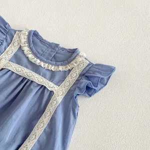 Baby Mädchen Sommer blauer Strampler mit zarter weißer Spitzenborte und Flügelärmeln Detail.