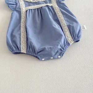 Baby Mädchen Sommer Strampler in Hellblau mit weißer Spitzenborte und süßen Flügelärmeln.