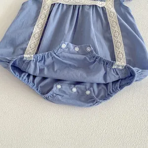 Süßer blauer Strampler für Babymädchen mit zarter weißer Spitzenborte und praktischen Druckknöpfen.