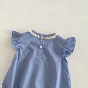 Baby Mädchen Strampler Detailansicht mit niedlichen Flatterärmeln, Spitzenkragen und Rückknöpfen.