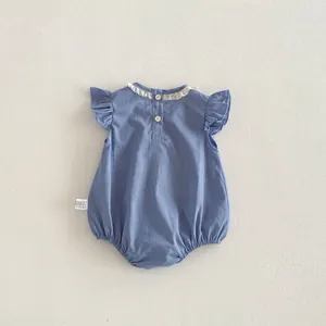 Baby Mädchen blauer Romper mit Spitzenkragen und Flatterärmeln, bequeme Sommer Babykleidung.