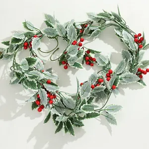 Künstliche Weihnachts-Stechpalmen-Girlande Beeren, gefrostete grüne Blätter für Tür-Wand-Dekoration.