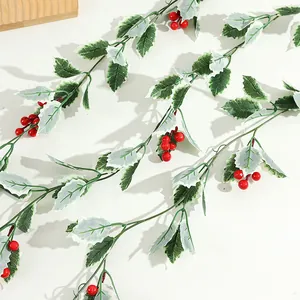 Detailaufnahme künstliche Weihnachtsstechpalmen Beeren Girlande für die Wanddekoration.