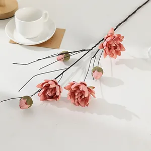 Detailaufnahme künstlicher Schmetterlingsblumen-Zweig, elegante rosa Seidenblumendekor.