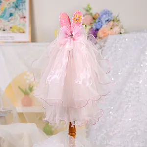 Joli voile de mariée rose pour animal avec oreilles de lapin brillantes et nœud pour chats.