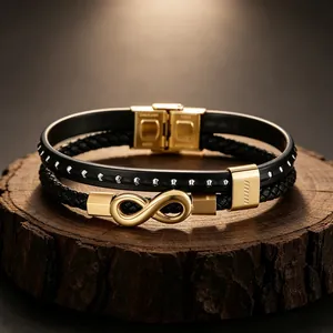 Meerlagige herenarmband van leer met gouden oneindigheidsteken en magnetische sluiting
