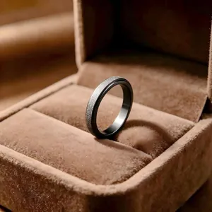 Makroansicht eines schwarz-silbernen, mattierten Spinner-Rings aus Edelstahl gegen Angst.