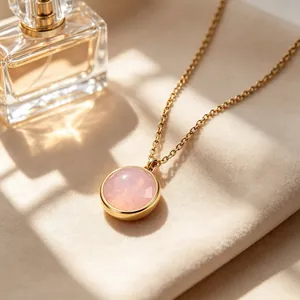 Primer plano de collar chapado en oro de 18k con colgante de piedra rosa