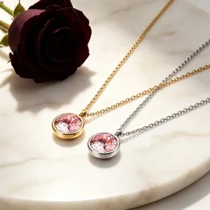 Detalle macro de collares de titanio chapados en oro y plata con cristales rosas brillantes