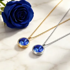 Vista detallada de collares de acero de titanio con colgantes de cristal azul y una rosa azul