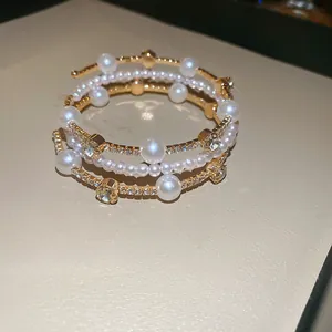 Élégant bracelet vintage français en or avec perles blanches et zircons scintillants