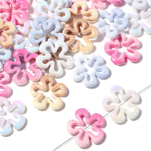 Perline di fiori vuoti a cinque petali sfumati in acrilico per gioielli fai da te e ciondoli.