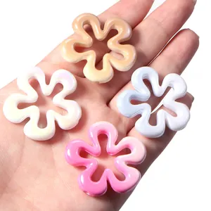 Perline di fiori cave in acrilico sfumato per gioielli fatti a mano fai da te e accessori.