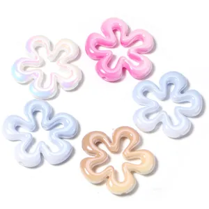 Dettaglio perline di fiori a cinque petali vuote sfumate acriliche, accessori colorati DIY.