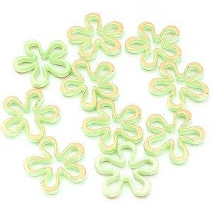 Perline di fiori a cinque petali in acrilico per gioielli fai da te e catene per cellulari.