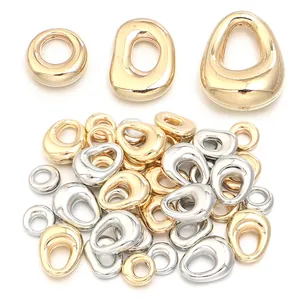 Vue détaillée de perles larmées dorées et argentées à grand trou pour créations de bijoux.