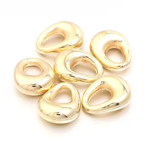 Gros plan de perles a grand trou en forme de goutte dorees pour creation de bijoux DIY.