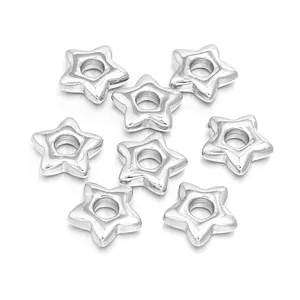 Détail de perles d'espacement étoile électrodéposées argentées, idéal pour la bijouterie DIY.