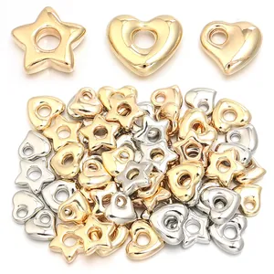 Gros plan sur les détails de perles en forme d'étoile et de cœur pour bijoux DIY.