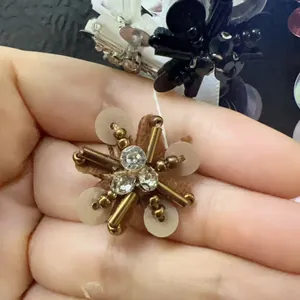 Handgemachte Perlenblume DIY Zubehör Detail mit aufwendigen Pailletten und Kristallstrass.