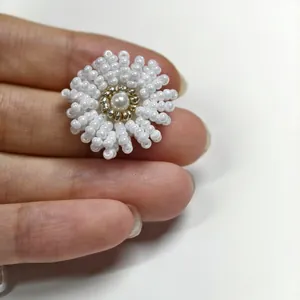 Handgemachte Perlenblume DIY Zubehör mit weißer Perle in der Mitte, ideal für Schuhe.