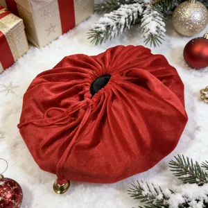 Roter Samt Weihnachtsgeschenktüte mit Kordelzug und goldener Glocke für Festgeschenke.