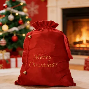 Rote Samtsäckchen mit Weihnachtsstickerei und goldenen Glöckchen für Geschenke.