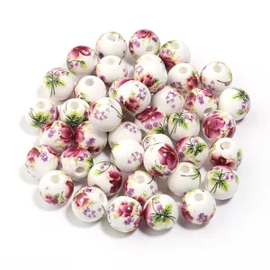Vista dettagliata di perline in ceramica con motivi floreali, ideali per accessori di gioielli DIY.