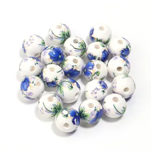 Dettaglio di perline in ceramica floreale blu e bianca, ideali per gioielli fai da te.