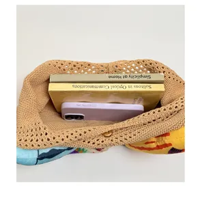 Vista interior del bolso tote tejido estilo marino que muestra gran capacidad para libros