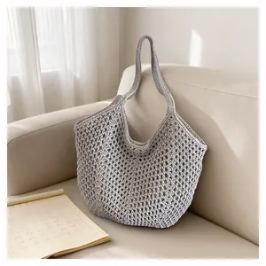 Graue Häkelstrick Handtasche für Damen, stilvolle Sommer Strandtasche und Schultertasche chic.