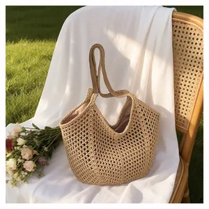 Detailansicht der stilvollen, hohlen, gestrickten Freizeittasche, perfekt als Strandtasche.