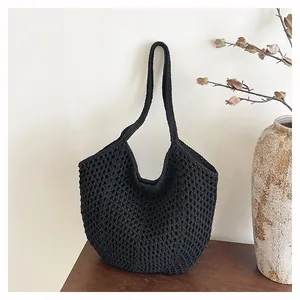 Schwarze Häkel Strick Tasche Detailansicht, lässige Damen Umhängetasche mit Lochmuster.
