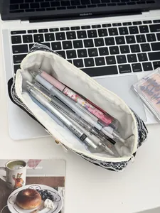 Estuche negro de encaje, bolsa de maquillaje portátil y organizador de papelería escolar.