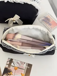Bolsa de maquillaje negra de encaje con diseño acolchado, estuche bonito y portalápices.