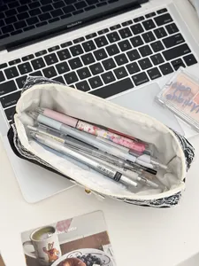 Estuche negro acolchado con encaje, elegante organizador escolar y neceser de maquillaje.