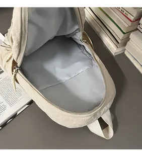 Sac à dos en nylon décontracté vue détaillée, compartiment zippé et texture souple.