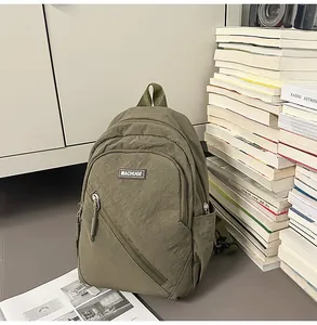 Sac à dos de loisirs en nylon vert olive avec plusieurs compartiments et fermeture.