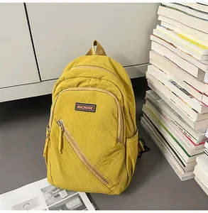 Sac à dos décontracté en nylon jaune pour femmes et hommes, sac de jour multifonctionnel.