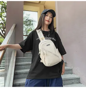 Vue détaillée du sac de poitrine en nylon beige porté, montrant le style et la texture.
