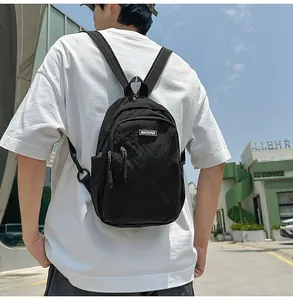 Vue détaillée du sac à dos décontracté en nylon noir porté en plein air, style compact.