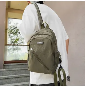 Sac à dos et sac de poitrine polyvalent en nylon pour le sport, les loisirs et les voyages.