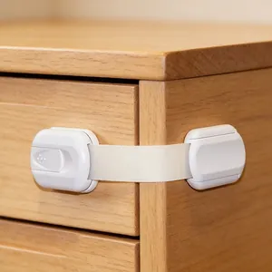 Kinderveiligheid lade slot detail opname met een witte band op de houten kast.