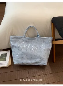 Sac fourre-tout en PVC bleu clair avec motifs floraux et texte TOTE BAG blanc