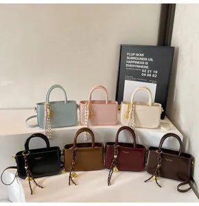 Dames retro PU leer schoudertas casual handtas met kleine hanger voor dagelijks.