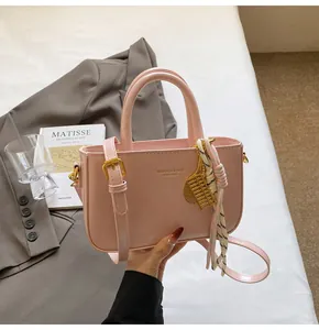 Roze PU lederen handtas elegante schoudertas crossbody tas met chique lint en charm detail