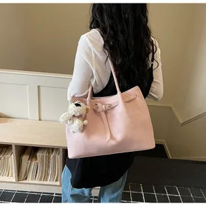 Bolso de hombro rosa minimalista para mujer, elegante bolso tote con colgante de oso tierno.
