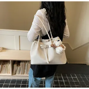 Bolso tote blanco minimalista para mujer, elegante bolso de hombro de cuero con hebilla y peluche.