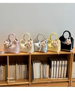 Borsa a mano alla moda in pelle PU con ciondolo orsetto carino da donna elegante.